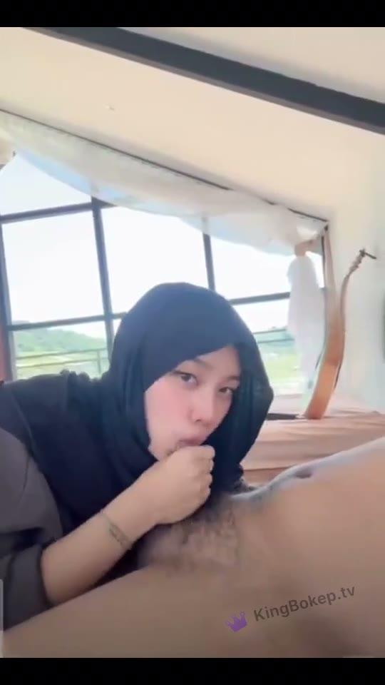 Hijab nyepong kontol pacar siang" lanjut ngentot di rumah
