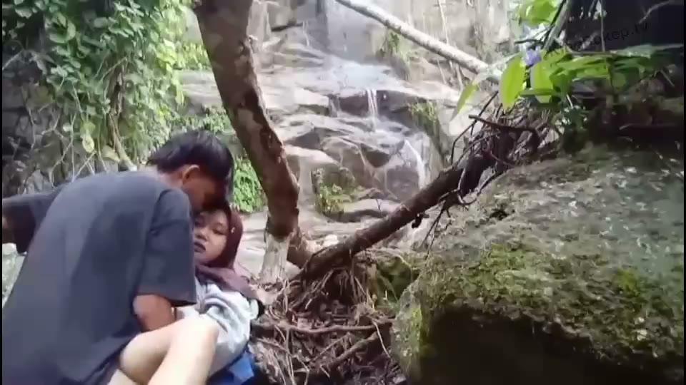 Abg bolos sekolah lanjut ke hutan ngentot sama pacar